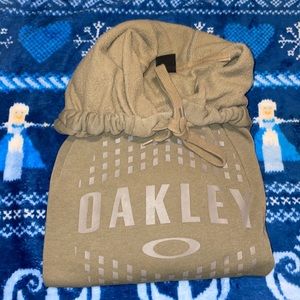 Oakley pull over